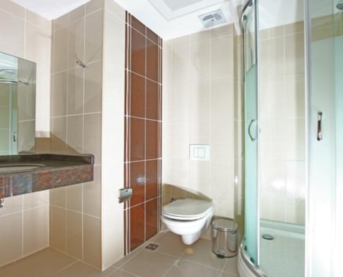 banyo-tuvalet Nuvola kız öğrenci yurdu banyo ve tuvalet fotoğrafı. sağda duşakabin, karşıda klozet, solda lavabo