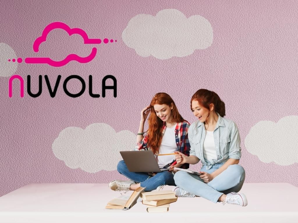 biz-bir-aileyiz bulutlu pembe zemin önünde, bilgisayar ve kitaplardan ders çalışan 2 kız öğrenci görseli. sol üstte nuvola kız öğrenci yurdu logosu