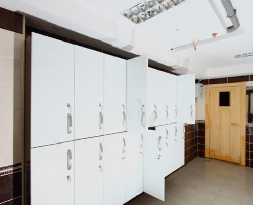 kilitli-dolapar nuvola kzı yurdu ortak alanında bulunan kilitli dolaplar. Solda bazılarının kapağı açık bırakılmış dolaplar.