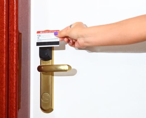 kiz-ogrenci-yurdu-kartli-giris Nuvola kız öğrenci yurdu oda girişlerinin elektronik kartla açıldığını tasvier edern fotoğaf. Elindeki elektronik kartı, kapıya okutan kadın