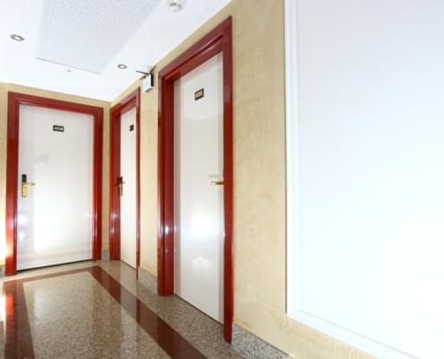 kiz-ogrenci-yurdu-koridor Nuvola kız öğrenci yurdu ortak alanlarında koridor. karşıda bir kapı sağda iki kapı.