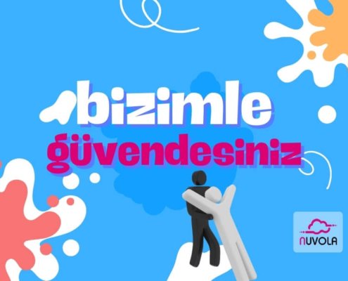 mavi zemin üzerine Bizimle Güvendesiniz yazısı