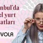 pemdeden griye geçişli geri plan üzerinde, solda İstanbul'da Özel Yurt Fiyatları yazısı. Altında nuvola logosu. sağda gözlük altından bakan kadın görseli.