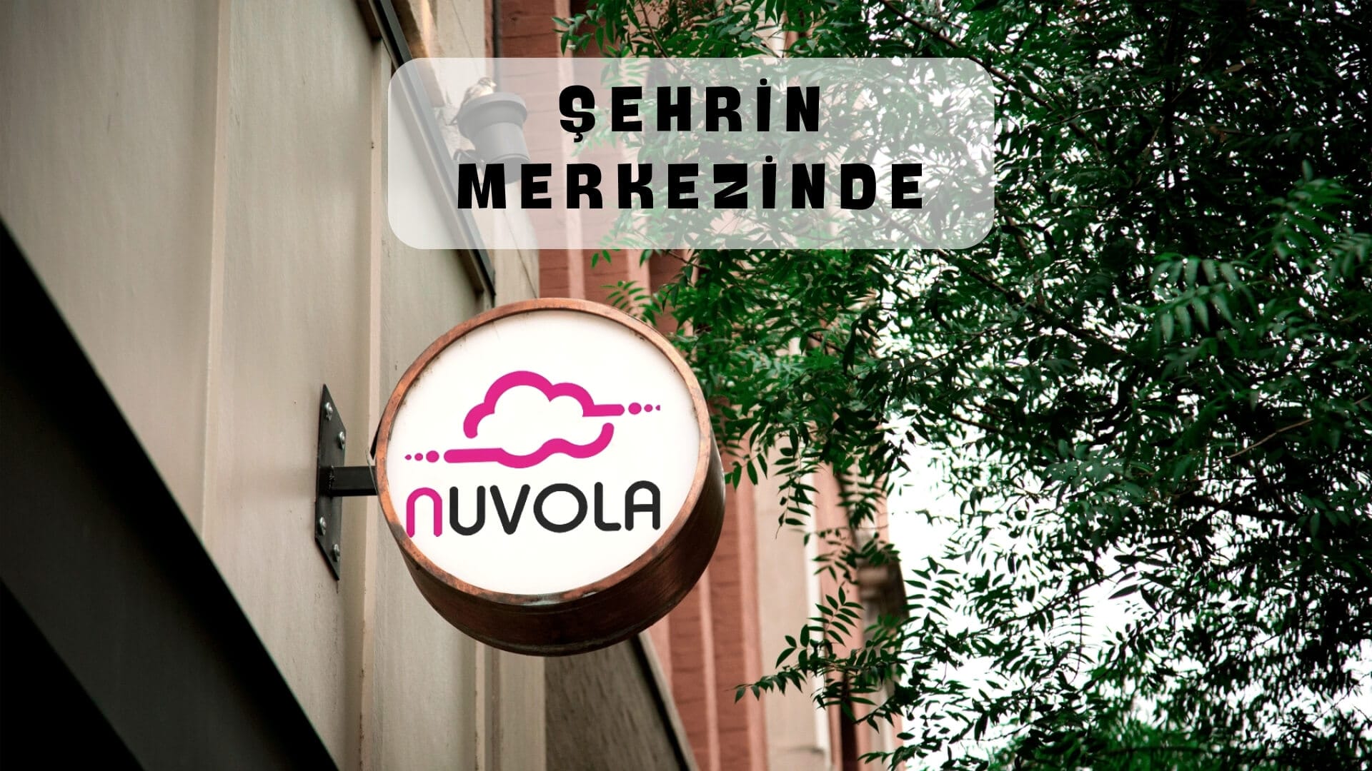 bir binanın duvarına asılmış daire tabela içerisinde nuvola logosu, üzerinde