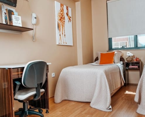 Nuvola Kız Öğrenci Yurdu 2 Kişilik Odaları Nuvola Kız Öğrenci Yurdu iki kişilik odalarında, diğer tüm odalarda olduğu gibi, yataklar, televizyon, buzdolabı, çalışma masası ve eşya dolapları bulunur.