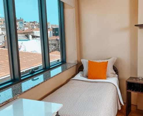 Nuvola Kız Öğrenci Yurdu Özel Oda Nuvola Kız Öğrenci Yurdu oda seçeneklerinin tamamında, kaliteli yataklar, zengin donanım ve mükemmel temizlik koşulları mevcuttur.