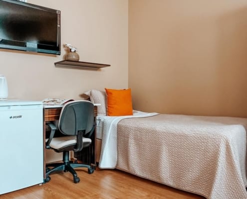 Nuvola Kız Öğrenci Yurdu Standart Donatı Nuvola Kız Öğrenci Yurdu bir kişilik odasında, yatak, televizyon, buzdolabı, çalışma masası ve çalışma sandalyesi bulunuyor.