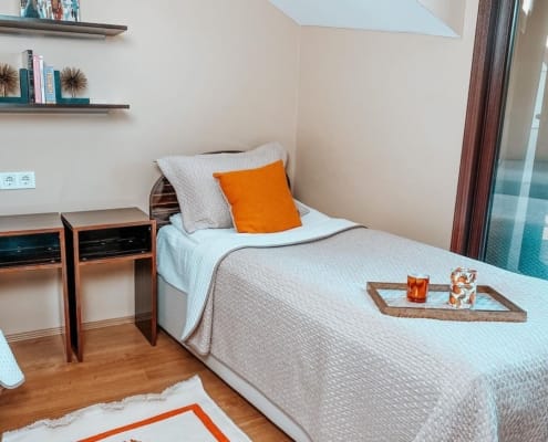 Nuvola Kız Öğrenci Yurdu Bir ve İki Kişilik Odalar Nuvola Kız Öğrenci Yurdu tek kişilik odaları, öğrencilerin huzurlu biçimde konforlu olarka konaklayabildikleri odalardır. Odalarda kaliteli yataklar yer alıyor