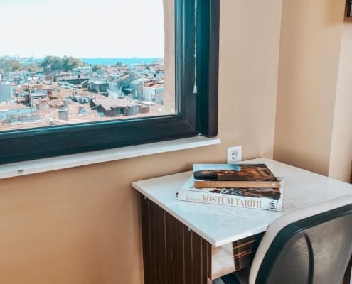 Nuvola Kız Öğrenci Yurdu, İstanbul - Beşiktaş'ta Nuvola Kız Öğrenci Yurdu Beşiktaş'ın enfes deniz manzarasına karşı ders çalışabileceğiniz bir yurt ortamı sunuyor. Fotoğrafta, deniz manzaralı odanın çalışma masası ve çalışma koltuğu yer alıyor.