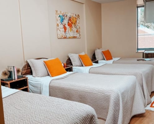 Nuvola Kız Öğrenci Yurdu 4 Kişilik Oda Nuvola Kız Öğrenci Yurdu 4 kişilik odalarında, 4 adet yatak, 4 adet komodin, 4 adet eşya dolabı, buzdolabı, televizyon ve çalışma masa ve sandalyesi yer alıyor. Bu görselde yanyana duran 4 yatak yer alıyor.