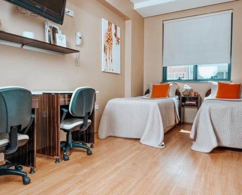 Nuvola Kız Öğrenci Yurdu İki Kişilik Geniş Oda Nuvola Kız Öğrenci Yurdu 2 kişilik geniş oda seçeneğinda daha geniş hacim bulunuyor. Odada televizyon, buzdolabı, iki adet yatak, iki adet eşya dolabı ve çalışma masaları yer alıyor.