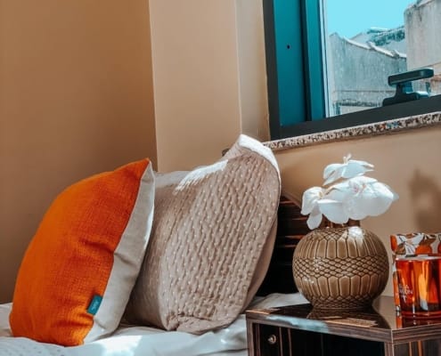 Nuvola Kız Öğrenci Yurdu 2 Kişilik Oda Nuvola Kız Öğrenci Yurdu, kaliteli donatısı ile öğrencilerine maksimum konfor sunuyor. Odalarımızda nitelikli uyku ürünleri, konforlu yataklar bulunuyor. Bu görselde, iki kişilik odaldaki yatalar ve arasındaki komodin yer alıyor. Yatakların hemen arkasında stor perde ile yarısı kapatılmış pencere bulunuyor.