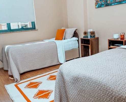 Nuvola Kız Öğrenci Yurdu İki Kişilik Oda Nuvola Kız Öğrenci Yurdu 2 kişilk oda seçeneğinde, konforlu yataklar, geniş ve huzurlu bir ortam sunuluyor. İki adet yatağın bulunduğu iki kişilik oda, yeterince büyüktür.