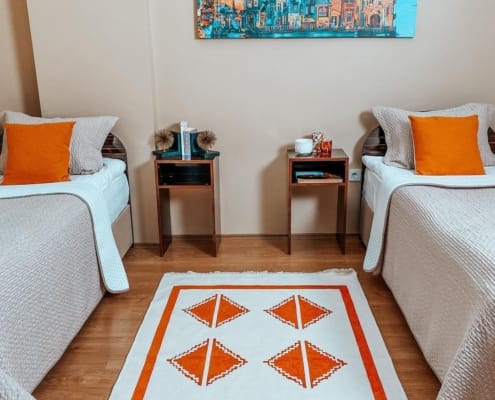 Nuvola Kız Öğrenci Yurdu 2 Kişilik Oda Nuvola Kız Öğrenci Yurdu iki kişilik odasında, iki yatak, komodinler bulunuyor. Duvarsa Venedik tablosu. Yataklarda bej yatak örtüsü, bej büyük yastık ve turuncu kırlent.