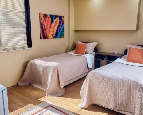 Nuvola Kız Öğrenci Yurdu 2 Kişilik Oda Nuvola Kız Yurdu, iki kişilik oda; iki adet yatak, komodin ve görselde kadraja girmeyen budolabı televizyon ve çalışma masası