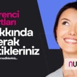 öğrenci yurtları hakkında merak ettikleriniz ve hatta etmedikleriniz yazısının sağ tarafında gülümseyen kız öğrenci görseli. Sağ altta nuvola logosu, geri planda siyah, pembe, mavi geometrik şekiller.