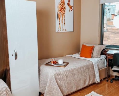 Nuvola Kız Öğrenci Yurdu, tek kişilik oda Nuvola Kız Öğrenci Yurdu, tek kişilik odasında, bazalı yatak, eşya dolabı, çalışma masası bulunuyor. Görselin bu açısında yer almayan televizyon ve buzdolabı da odanın donatısı içerisinde yer alıyor