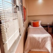 Nuvola Kız Öğrenci Yurdu bir kişilik odasında tek kişilik yatak bulunuyor. İyi dekore edilmiş odalarda, geniş pencereler bulunuyor ve odaları yeterince ışık alabiliyor. Yataklar konforlu türler içerisinden seçilmiş olup, yatak örtüleri ve yastıklar, konforlu ve kaliteli markalardan seçildi.