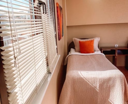 Nuvola Kız Yurdu, bir kişilik oda Nuvola Kız Öğrenci Yurdu bir kişilik odasında tek kişilik yatak bulunuyor. İyi dekore edilmiş odalarda, geniş pencereler bulunuyor ve odaları yeterince ışık alabiliyor. Yataklar konforlu türler içerisinden seçilmiş olup, yatak örtüleri ve yastıklar, konforlu ve kaliteli markalardan seçildi.