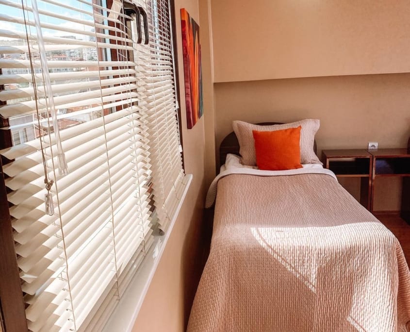 Nuvola Kız Öğrenci Yurdu bir kişilik odasında tek kişilik yatak bulunuyor. İyi dekore edilmiş odalarda, geniş pencereler bulunuyor ve odaları yeterince ışık alabiliyor. Yataklar konforlu türler içerisinden seçilmiş olup, yatak örtüleri ve yastıklar, konforlu ve kaliteli markalardan seçildi.