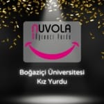 Nuvola Kız Öğrenci Yurdu logosu altında, boğaziçi üniversitesi kız yurdu yazısı. Üstten spor ışık ve konfetiler uçuyor.