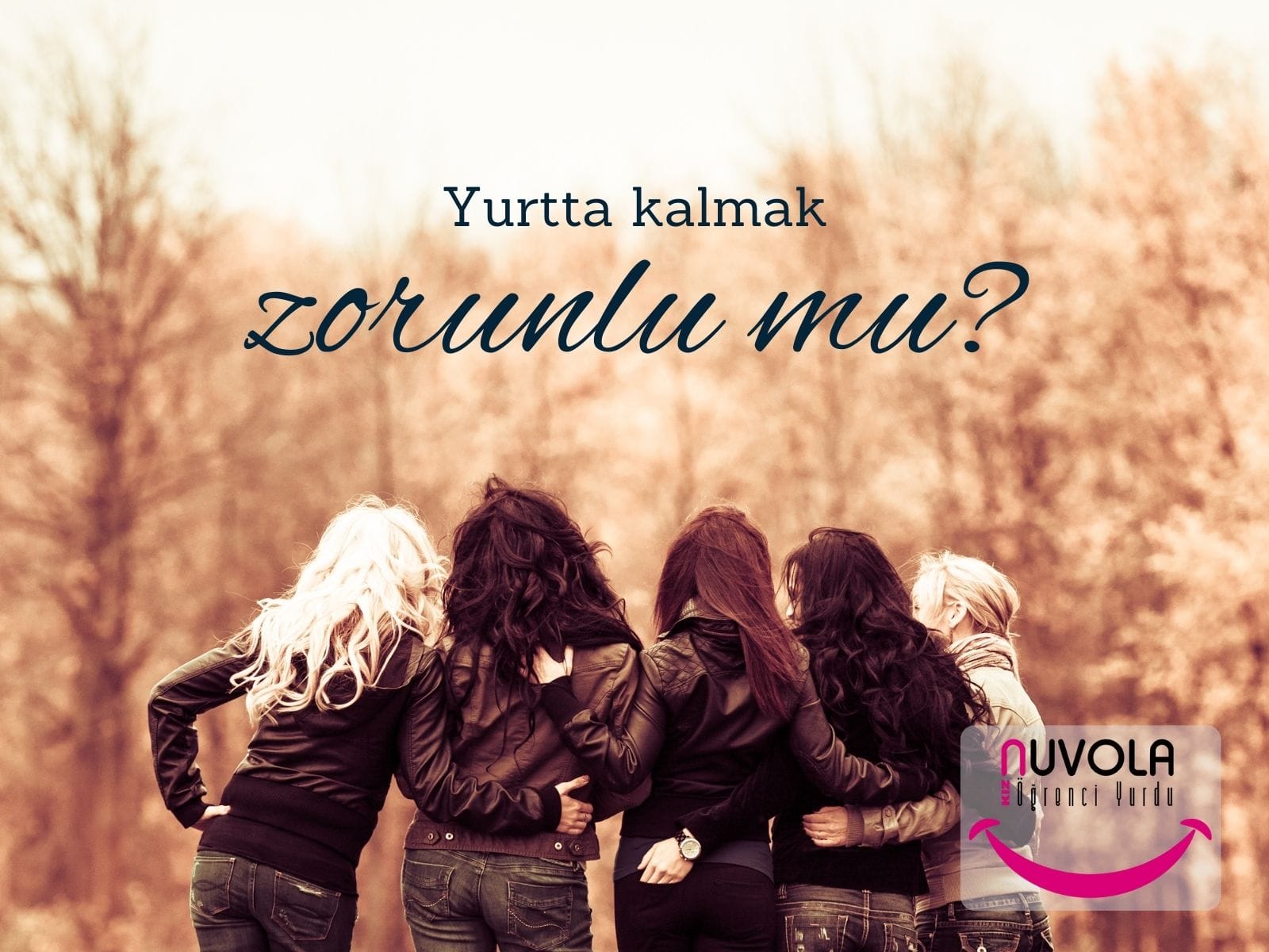 yurtta kalmak zorunlu mu yazısı, arka planda birbirine sarılmış 4 kız öğrenci